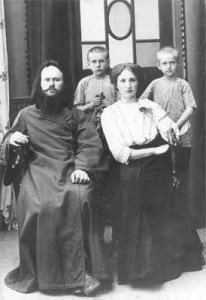Священник Петр Шмарин с семьей